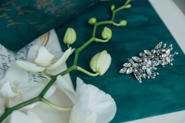 Bruiloft Floristiek en details. Huwelijksuitnodigingen. Orchidee. Corsages voor de bruidegom. Trouwringen. Vlinder. — Stockfoto