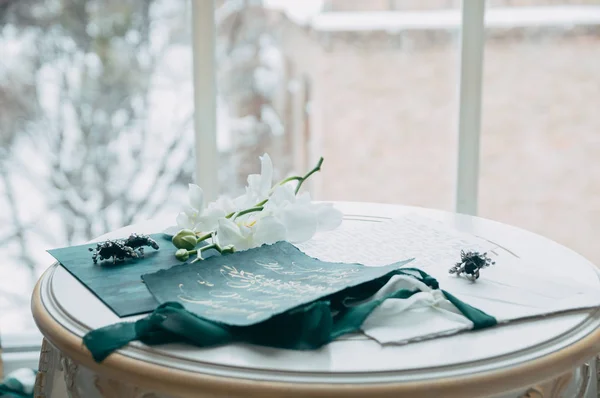 Florística do casamento e detalhes. Convites de casamento. Orquídea. Boutonniere para o noivo. Anéis de casamento. Borboleta . — Fotografia de Stock