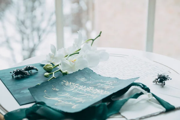 Bruiloft Floristiek en details. Huwelijksuitnodigingen. Orchidee. Corsages voor de bruidegom. Trouwringen. Vlinder. — Stockfoto