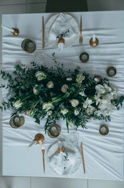 Decoração do casamento, flores, decoração preta e dourada, velas . — Fotografia de Stock