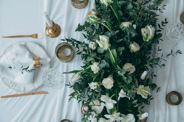 Decoração do casamento, flores, decoração preta e dourada, velas . — Fotografia de Stock