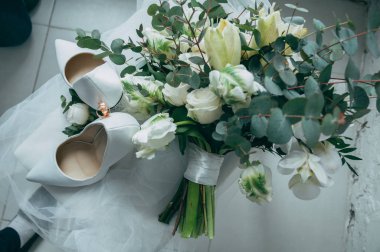 Beyaz gül buketi ve diğer çiçekler, Alyans üzerinde bir dışkı ile beyaz gelin Ayakkabı