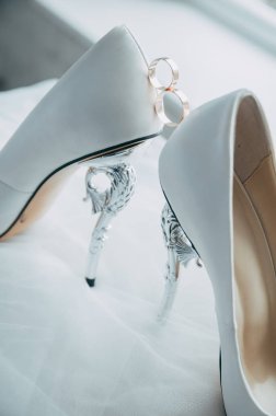 Bir çift bir tabure halkaları ile beyaz düğün ayakkabı