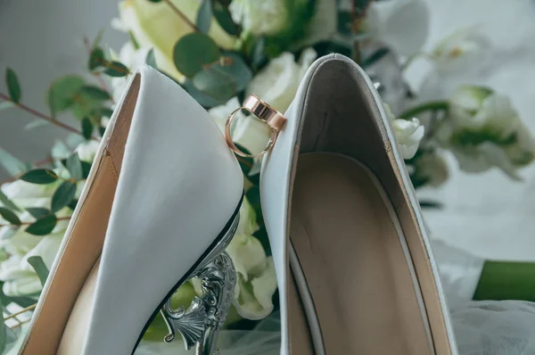 Wedding White Bride Shoes Bouquet White Roses Other Flowers Wedding — Stock Photo, Image