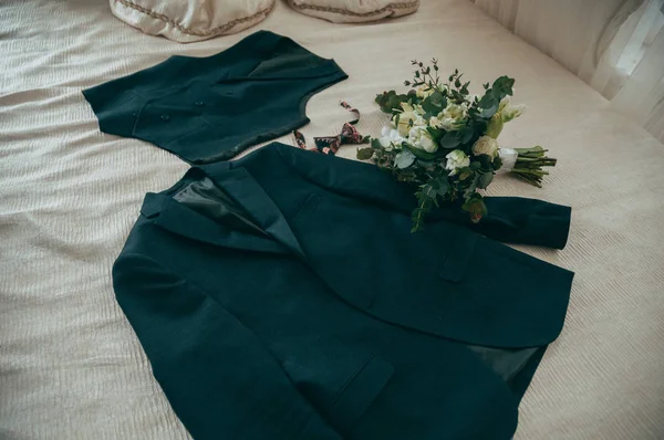 Auf Der Couch Liegt Eine Jacke Eine Weste Von Smaragdgrüner — Stockfoto