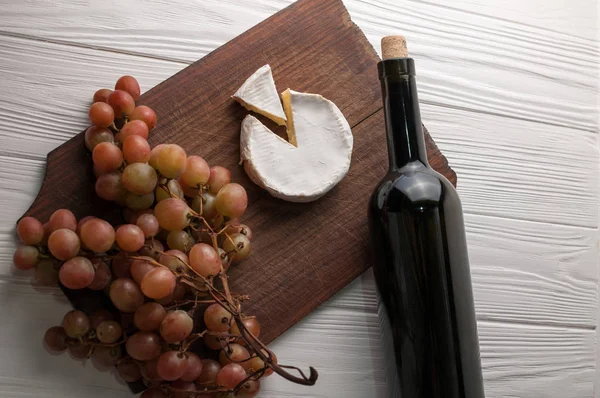 Garrafas Vinho Sobre Fundo Branco Madeira Com Uvas Queijo Camembert — Fotografia de Stock