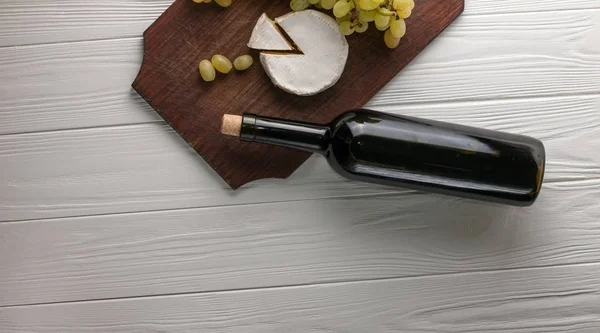 Botellas Vino Sobre Fondo Madera Blanca Con Uvas Queso Camembert —  Fotos de Stock