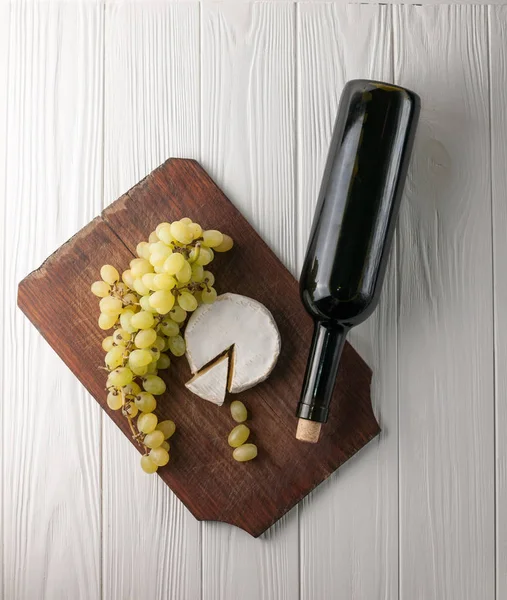 Garrafas Vinho Sobre Fundo Branco Madeira Com Uvas Queijo Camembert — Fotografia de Stock