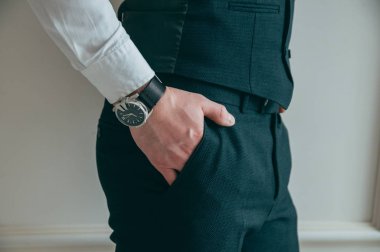 Pahalı ve şık izle, yan görünüm elinde - omzunun üzerinden bir ceket onun elinde tutan patron, kesme görünümünü atılmış