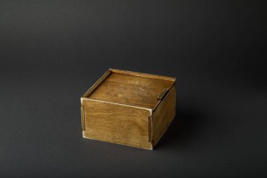 Ahşap kutu, karanlık bir arka plan üzerinde hediye paketi.