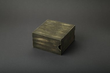 Ahşap kutu, karanlık bir arka plan üzerinde hediye paketi.