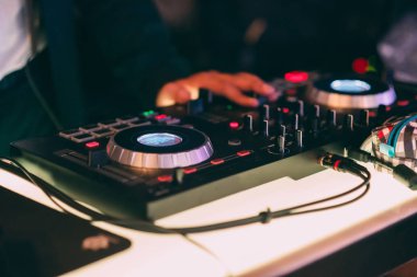 Dj closeup el ile seçici odak denetleyicisinde