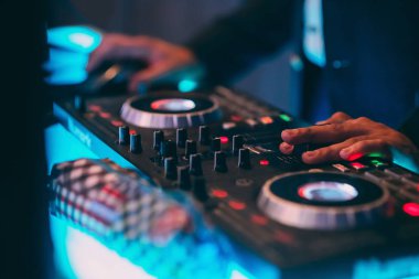 Dj closeup el ile seçici odak denetleyicisinde