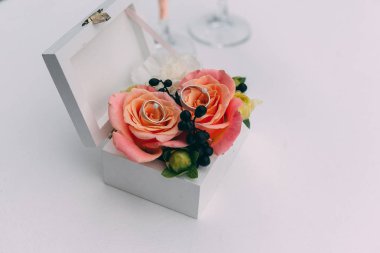 iki düğün gözlük ve taş yaz bahçesinde gelin buketi