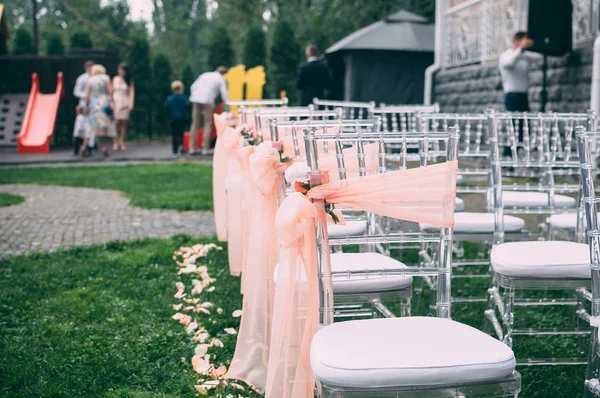 Kare Düğün Töreni Şeffaf Sandalyeler Çiçekler Yeşillik Ile Dekore Edilmiştir — Stok fotoğraf