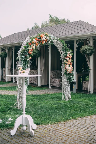 Ceremonia de nuntă. Scaunele transparente sunt decorate cu flori, verdeață. Drăguț, decor svdebany la modă. Parte din decorul festiv, aranjamentul florilor . — Fotografie, imagine de stoc