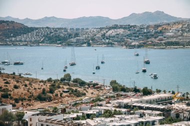 Deniz Manzaralı, günbatımı, yaz aylarında Türkiye'de tipik beyaz, kübik Bodrum Evleri