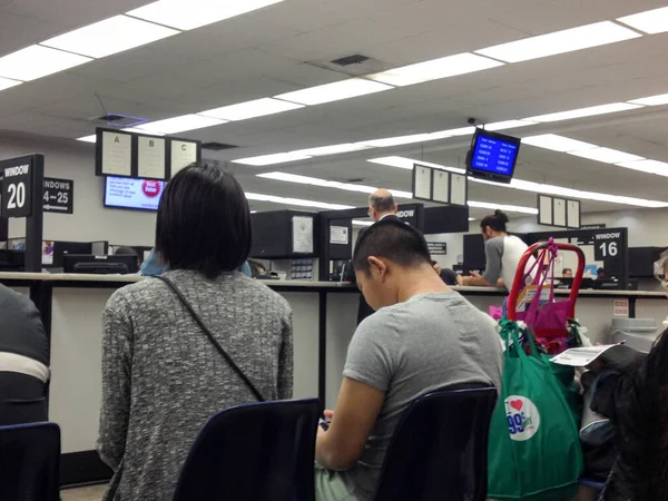 Departamento de veículos motorizados Detran pessoas esperando em fila lotada escritório indoor — Fotografia de Stock