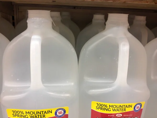 Большой кувшин галлон пластиковые бутылки воды в футлярах с крышками для продажи супермаркет — стоковое фото