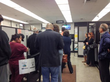 Motorlu Taşıtlar Departmanı DMV California Amerika halkı kalabalık kuyrukta