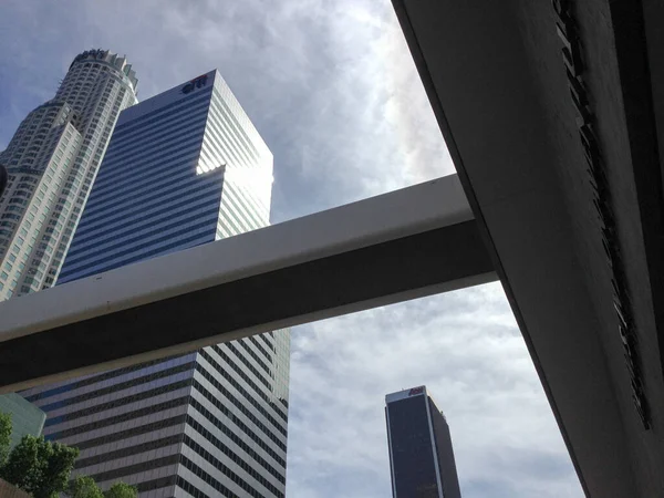 近代建築高層ビルが立ち並ぶロサンゼルスの歩道 — ストック写真