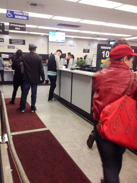 Департамент автотранспорту DMV Каліфорнія Америка переповнена лінією в приміщенні — стокове фото