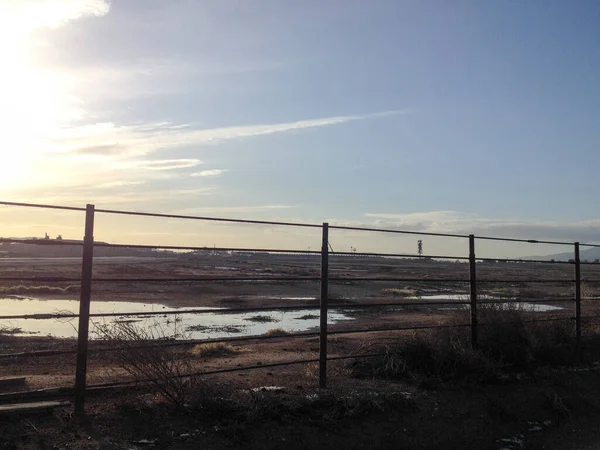 Campo de cultivo fértil verde rico en tierras de cultivo por la llanura de la montaña mañana rocío amanecer —  Fotos de Stock