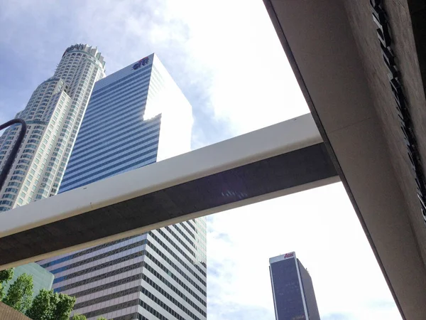 Arquitectura moderna rascacielos de gran altura sobre las calles Pasarela de Los Ángeles — Foto de Stock