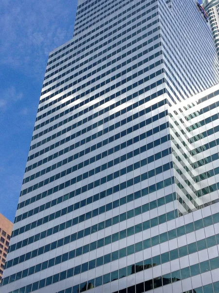 現代建築背景輝く太陽高層ビル — ストック写真