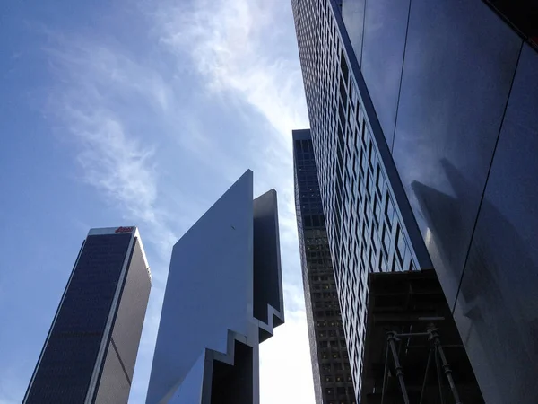 Rascacielos urbano céntrico moderno de gran altura sobre las calles Los Ángeles — Foto de Stock