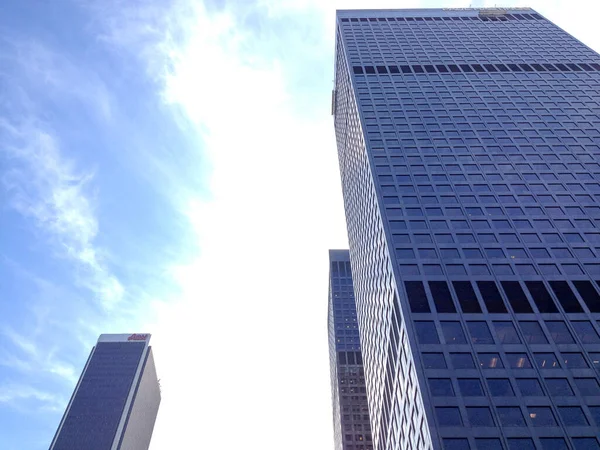 Městské centrum moderní high rise mrakodrap nad ulicemi Los Angeles — Stock fotografie