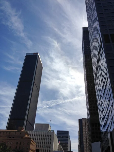 Şehir merkezi modern gökdelen Los Angeles sokaklarının üzerinde — Stok fotoğraf