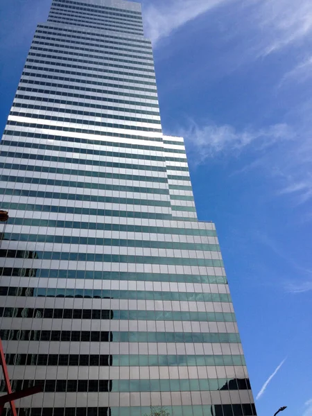 Arquitectura moderna reluciente sol rascacielos de gran altura sobre las calles de Los Ángeles —  Fotos de Stock