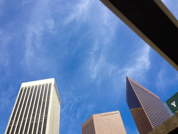 Los Angeles sokaklarının üstündeki modern mimari gökdeleni. — Stok fotoğraf