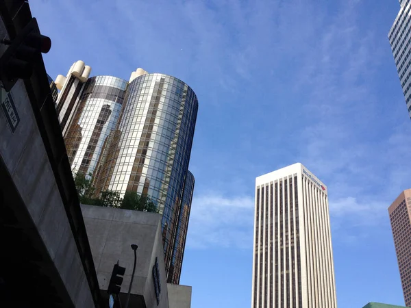 Şehir merkezi modern gökdelen Los Angeles sokaklarının üzerinde — Stok fotoğraf