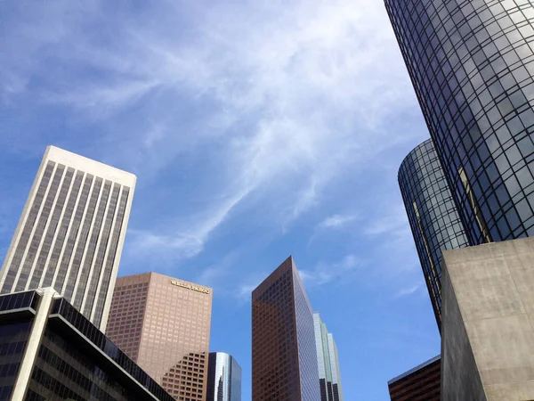 Los Angeles sokaklarının üstündeki modern mimari gökdeleni.