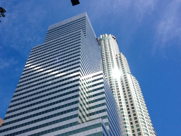 Modern építészet háttér csillogó nap toronyház felhőkarcoló — Stock Fotó