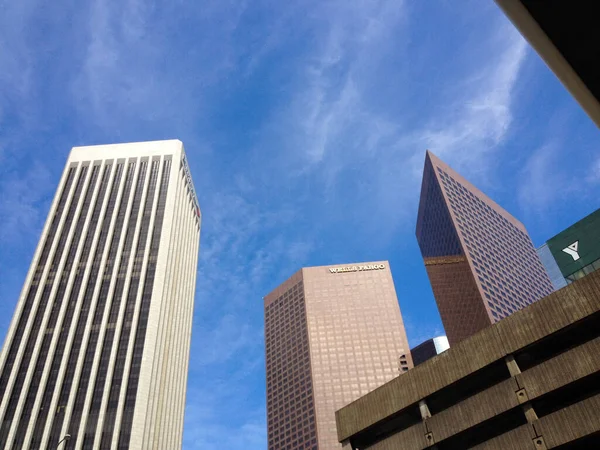 Los Angeles sokaklarının üstündeki modern mimari gökdeleni. — Stok fotoğraf