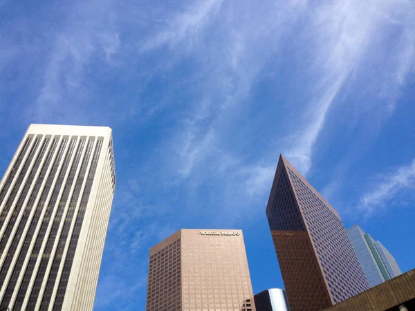 Los Angeles sokaklarının üstündeki modern mimari gökdeleni. — Stok fotoğraf