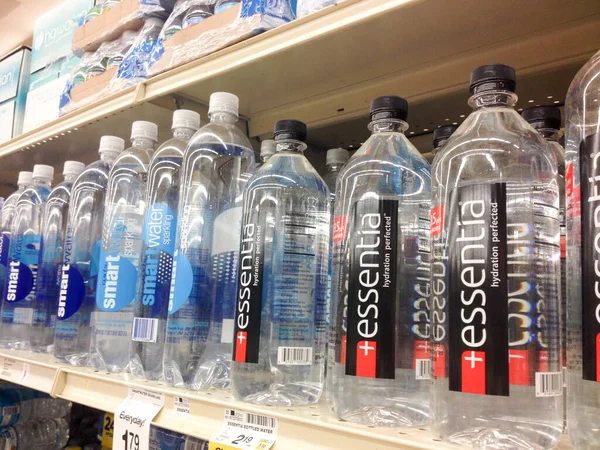 Различные пластиковые бутылки воды в футлярах с колпачками для продажи супермаркет — стоковое фото