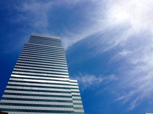 Arquitectura moderna fondo resplandeciente sol rascacielos de gran altura — Foto de Stock