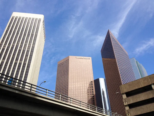 近代建築高層ビルが立ち並ぶ通り｜ロサンゼルス — ストック写真