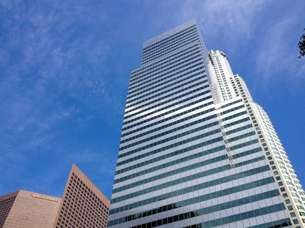 Arquitetura moderna fundo brilhando sol arranha-céus — Fotografia de Stock