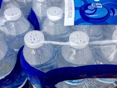 Süpermarkette kapaklı plastik su şişeleri.