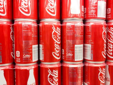 Coke coca cola klasik kutu kutuları süpermarket arka planında istiflenmiş