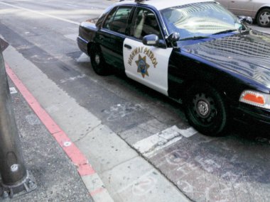 CHP California otoyol devriyesi polis arabasıyla ilgileniyor