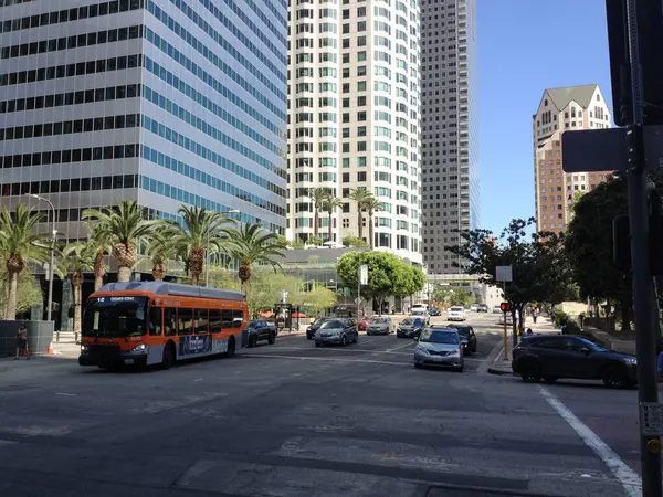 Urbain centre-ville gratte-ciel moderne au-dessus des rues Los Angeles — Photo