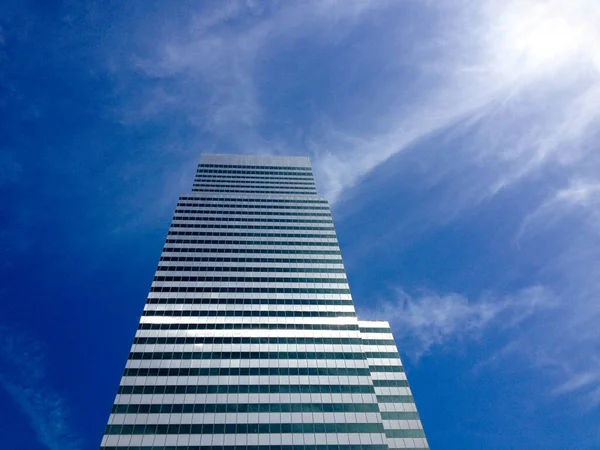 Modern mimari arka plan parıldayan güneş yüksek gökdelen — Stok fotoğraf