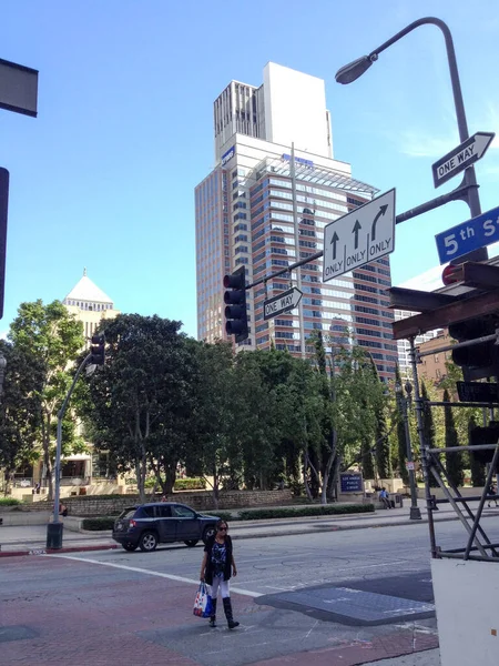 Stedelijke binnenstad moderne hoogbouw wolkenkrabber boven straten Los Angeles — Stockfoto