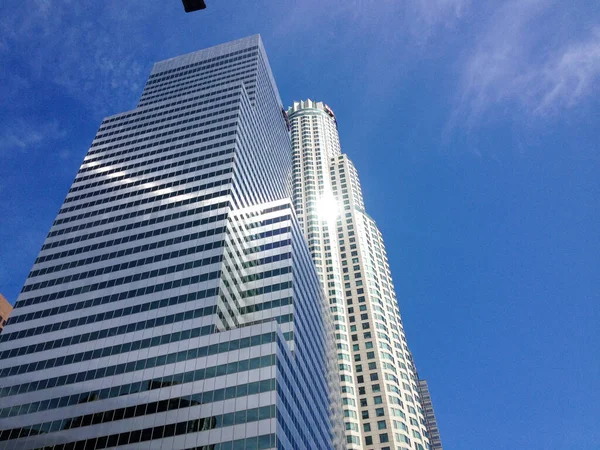 Moderní architektura pozadí zářící slunce vysoké stoupání mrakodrap nad ulicemi Los Angeles — Stock fotografie